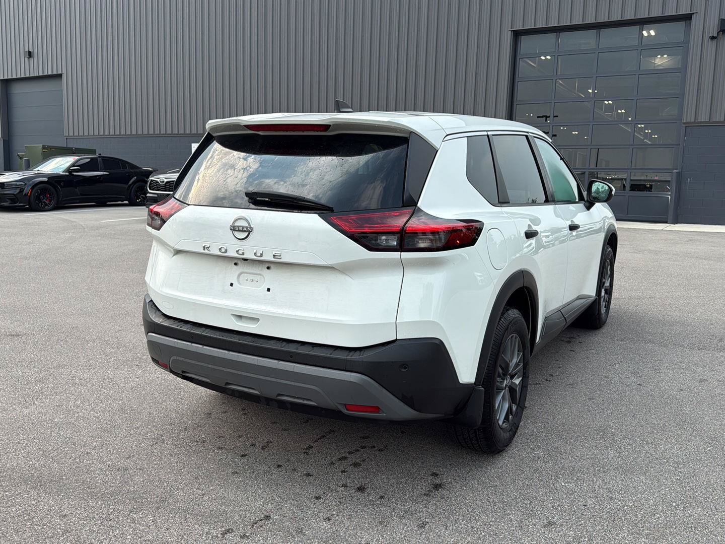 Used 2022 Nissan Rogue S FWD image 3