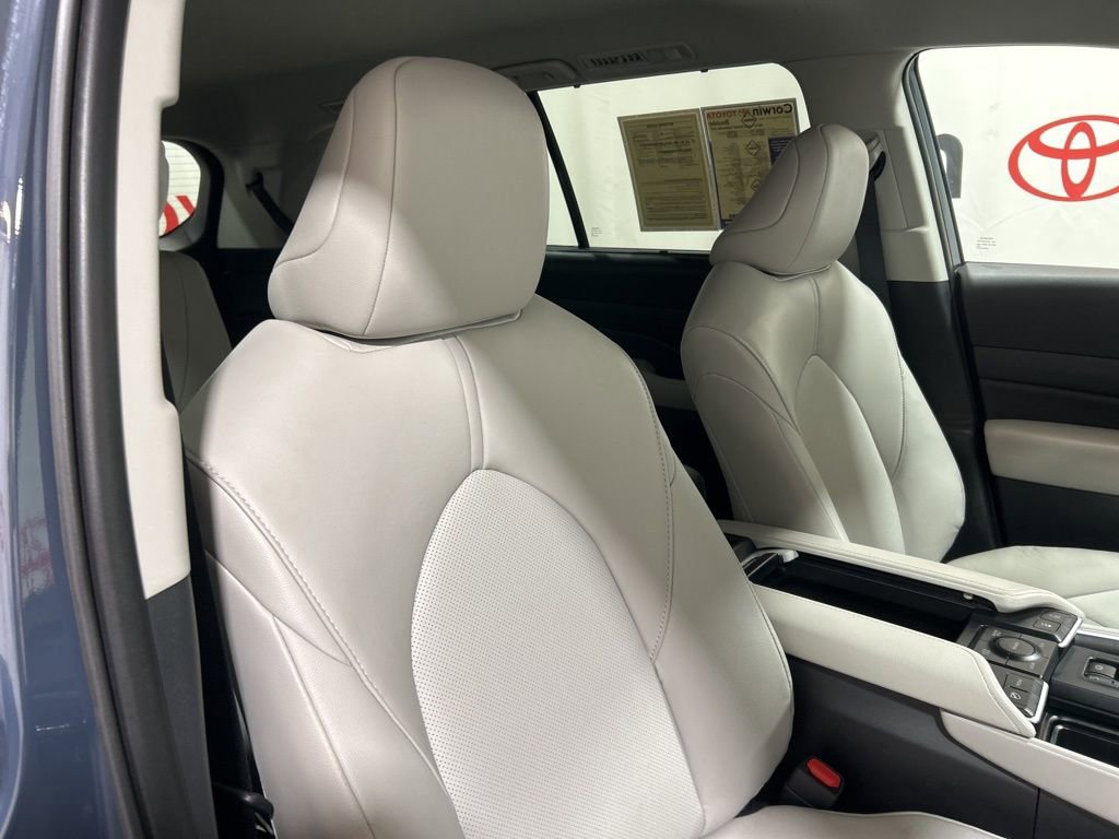 Used 2025 Toyota Grand Highlander AWD image 15