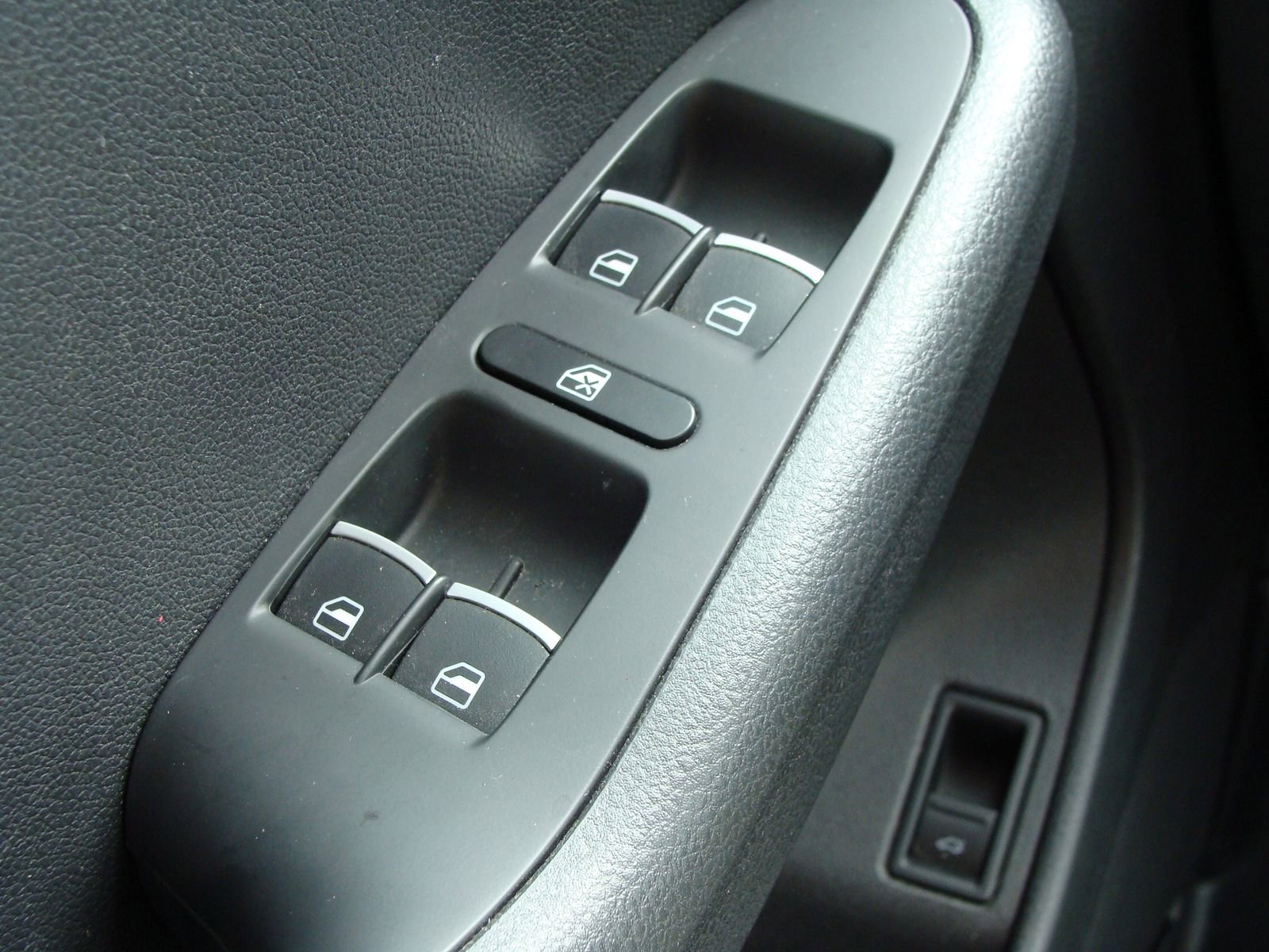 Used 2015 Volkswagen Jetta SE FWD image 25
