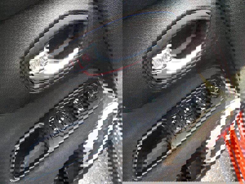 Used 2016 Jeep Renegade Latitude w/ Cold Weather Group image 17