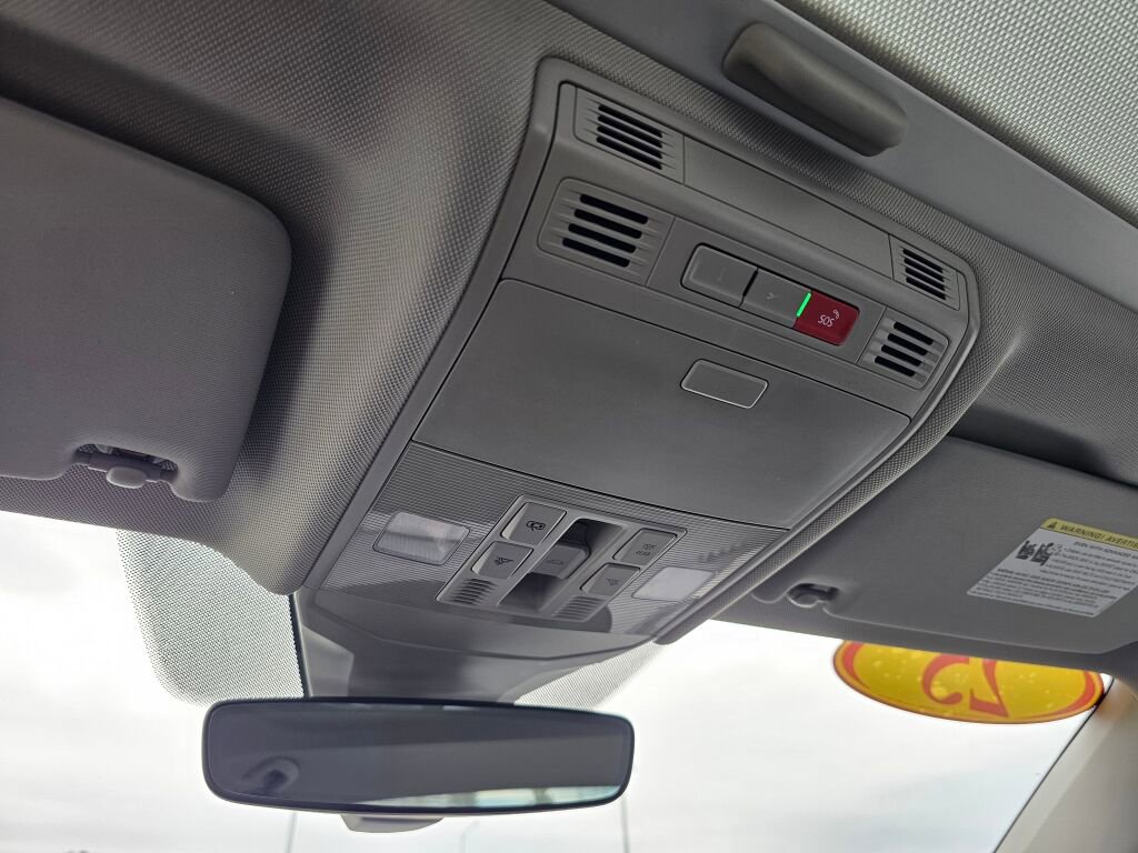 Certified 2025 Volkswagen Jetta SE w/ Sunroof Package image 26