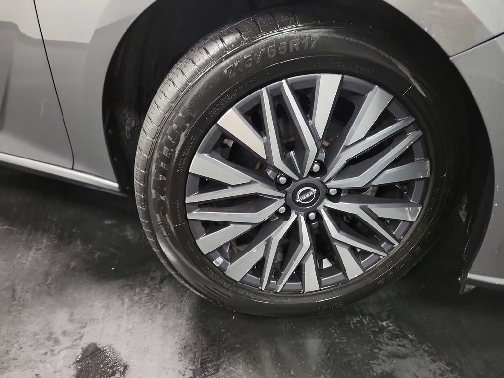 Used 2025 Nissan Altima 2.5 SV FWD image 13