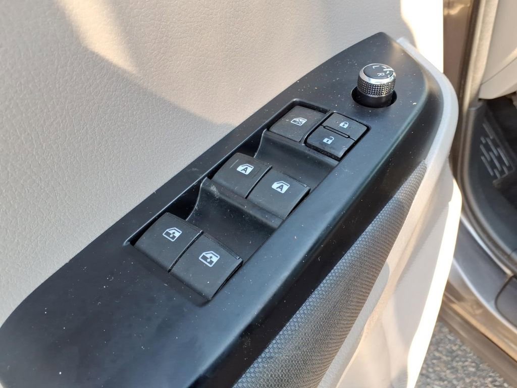 Used 2014 Toyota Highlander LE AWD/4WD image 10