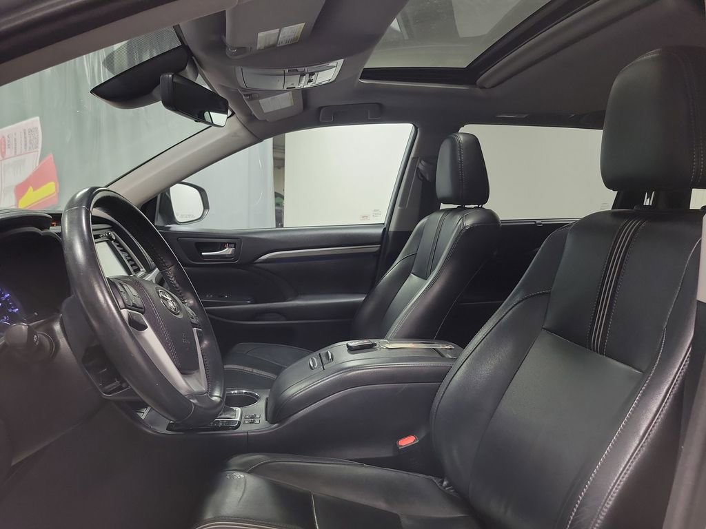 Used 2018 Toyota Highlander SE image 12