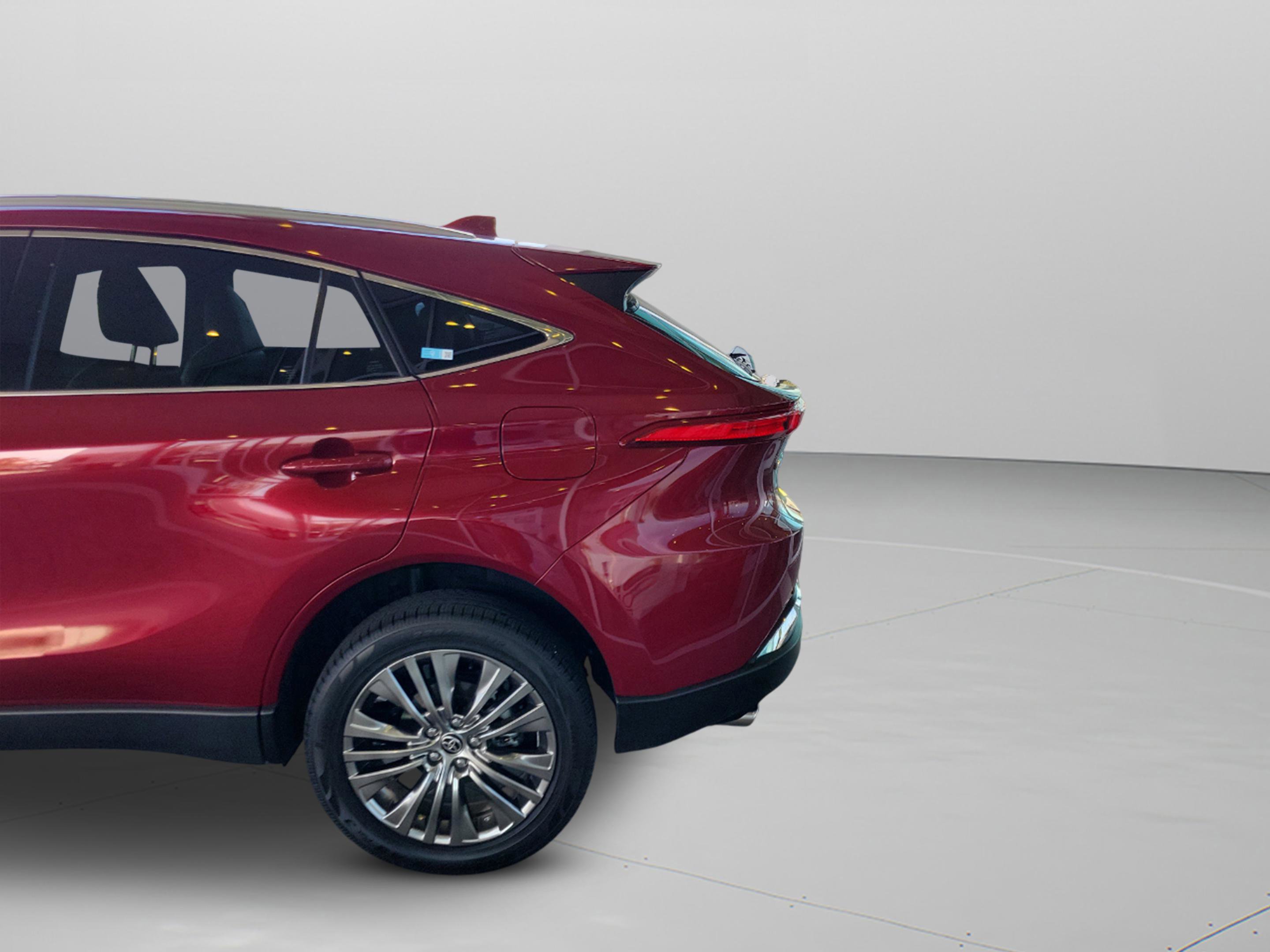 Used 2023 Toyota Venza XLE image 31