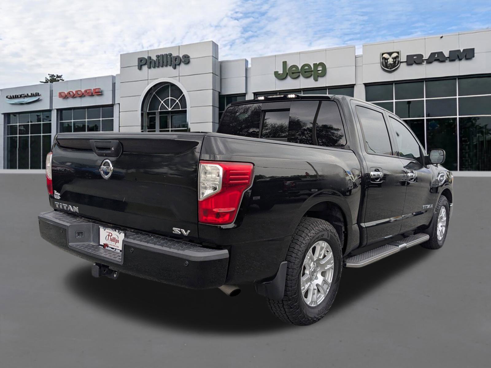 Used 2017 Nissan Titan SV RWD image 3