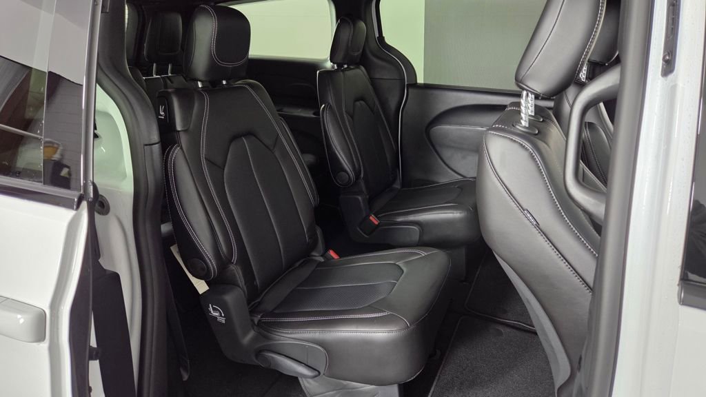 Used 2026 Chrysler Pacifica Select image 34