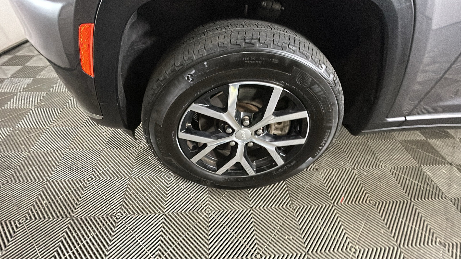 Used 2023 Jeep Grand Cherokee L Limited AWD/4WD image 11