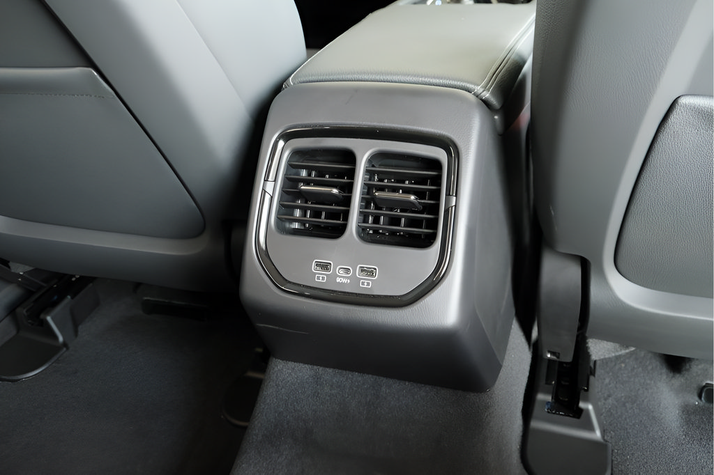 New 2025 VinFast VF 8 Eco AWD/4WD image 21