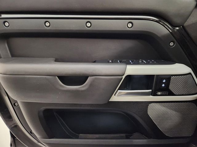 Used 2023 Land Rover Defender 130 SE image 23