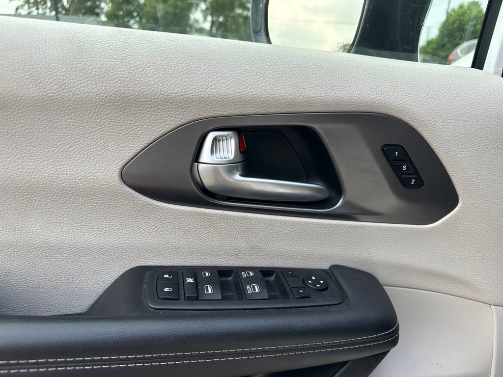 Used 2024 Chrysler Pacifica Touring-L FWD image 13