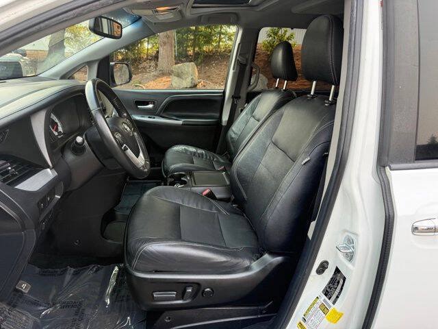 Used 2017 Toyota Sienna SE Premium FWD image 12