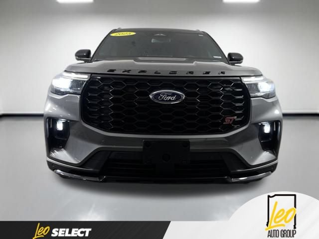 Used 2025 Ford Explorer ST AWD/4WD image 2
