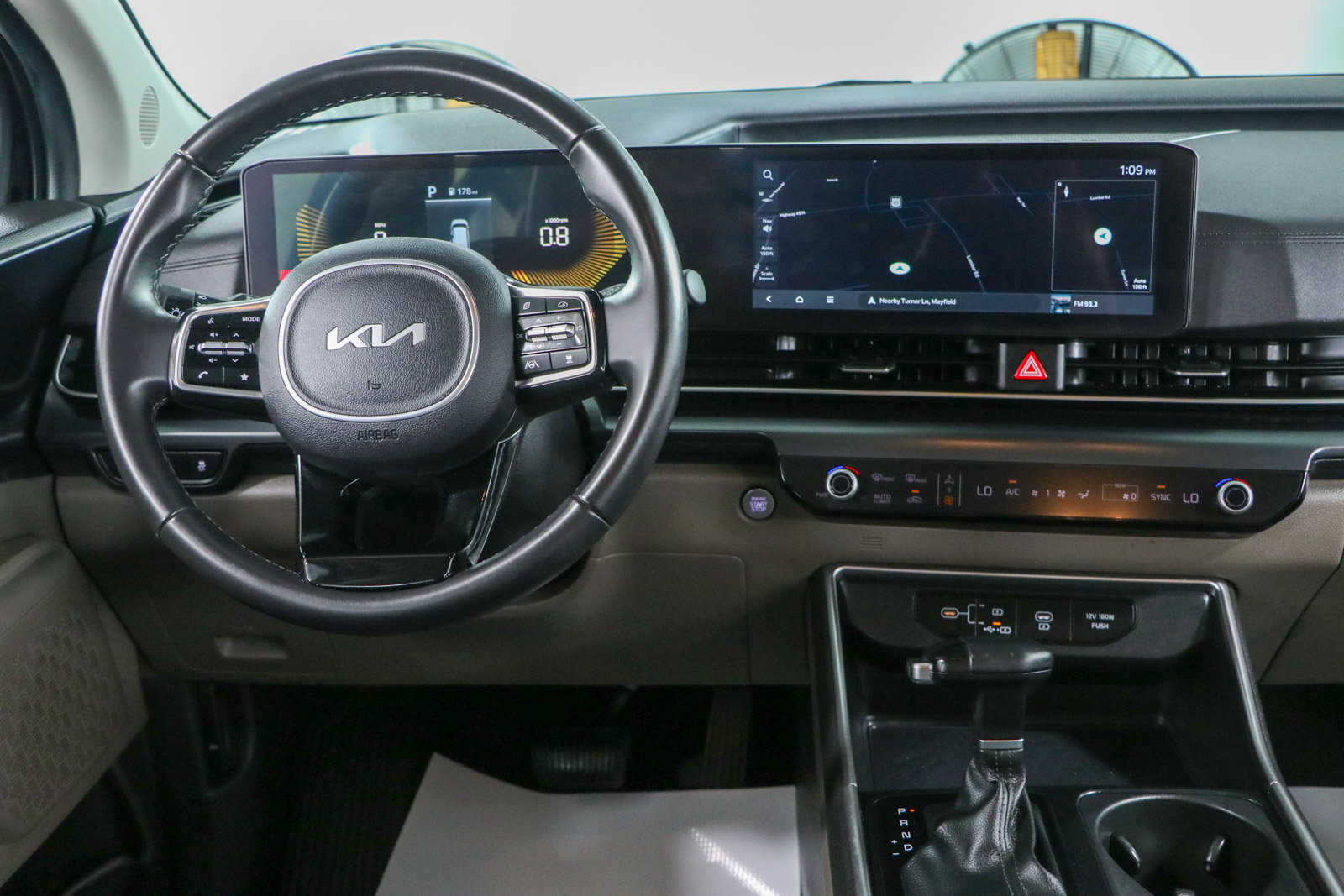 Used 2025 Kia Carnival FWD image 17