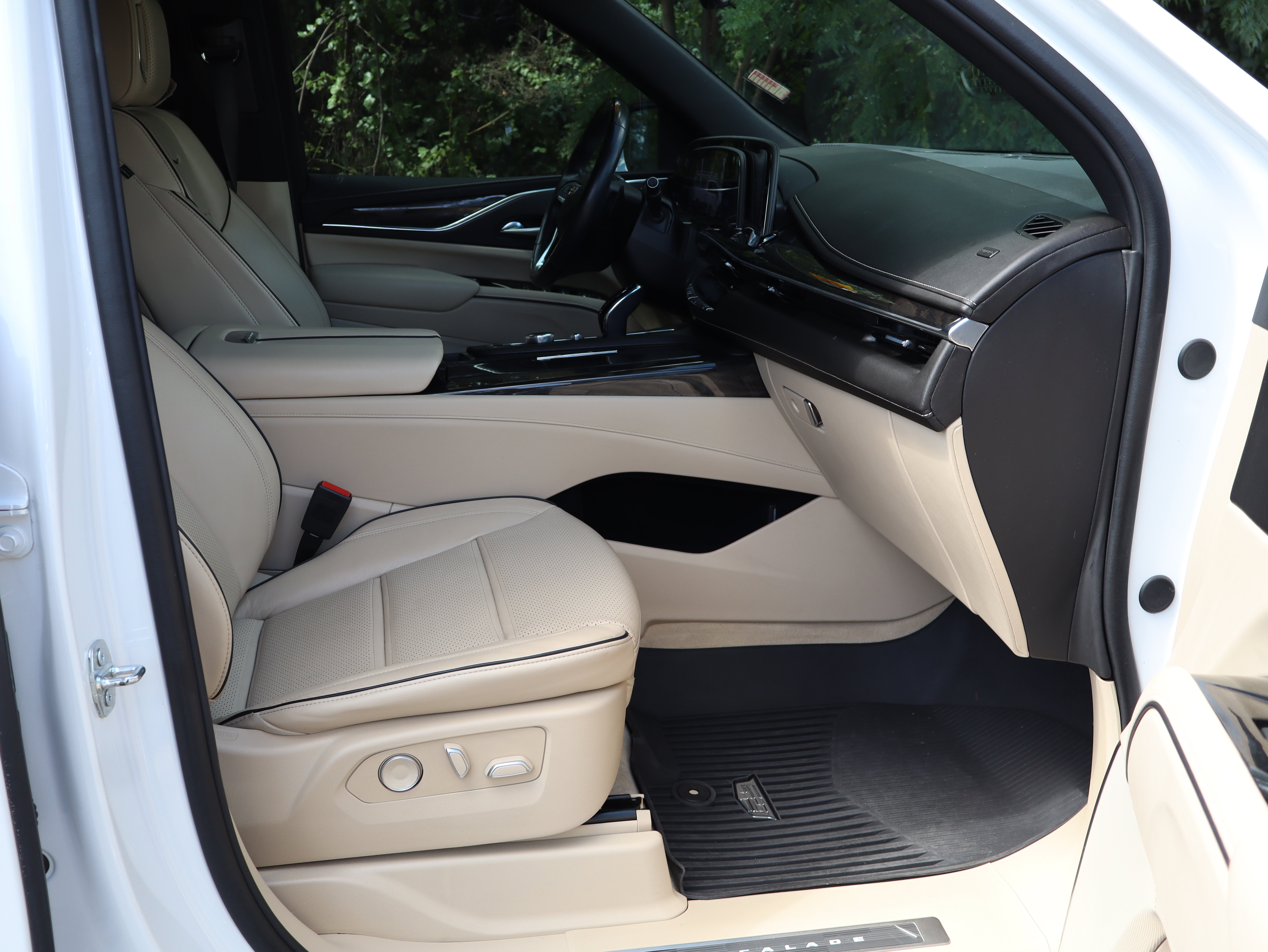 Used 2023 Cadillac Escalade ESV Premium Luxury w/ Performance Package AWD/4WD image 30