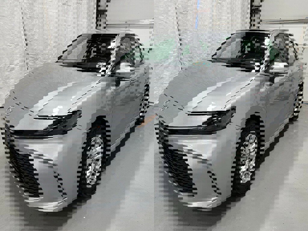 Used 2025 Toyota Camry LE image 3