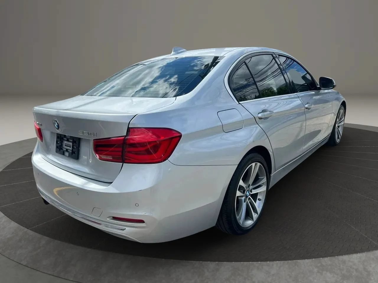 Used 2017 BMW 330i xDrive Sedan AWD/4WD image 5