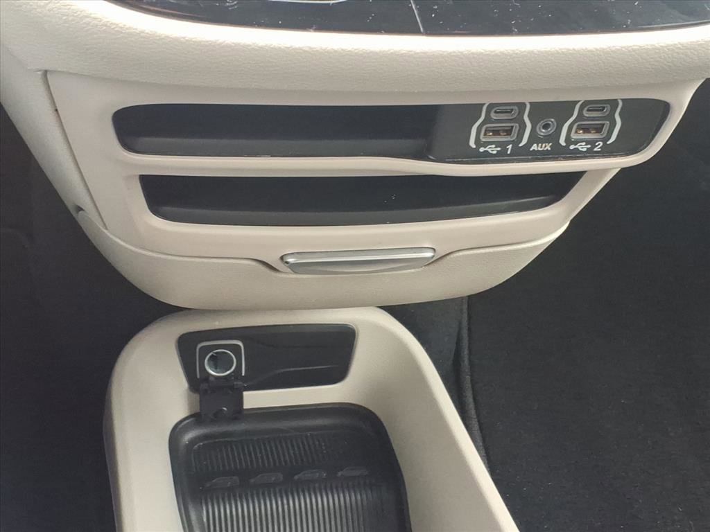 Used 2024 Chrysler Pacifica Touring-L image 14