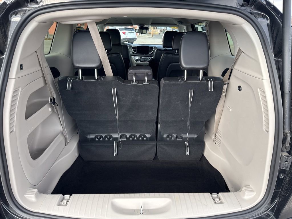 Used 2024 Chrysler Pacifica Touring-L image 5