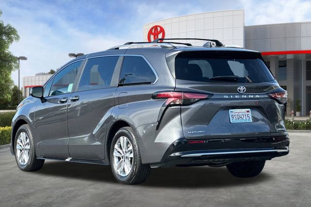 Used 2025 Toyota Sienna Limited image 6