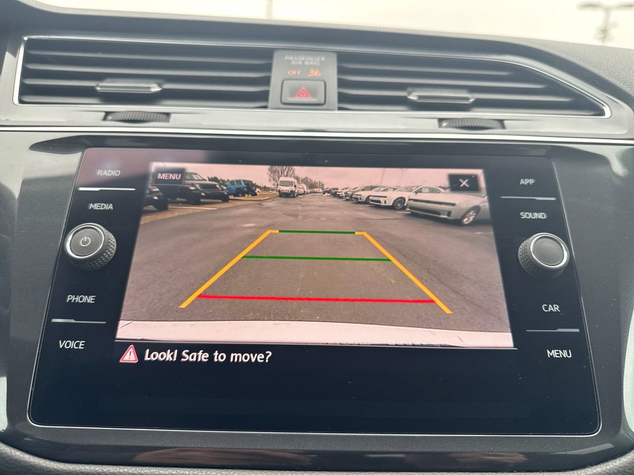 Used 2020 Volkswagen Tiguan SE image 19