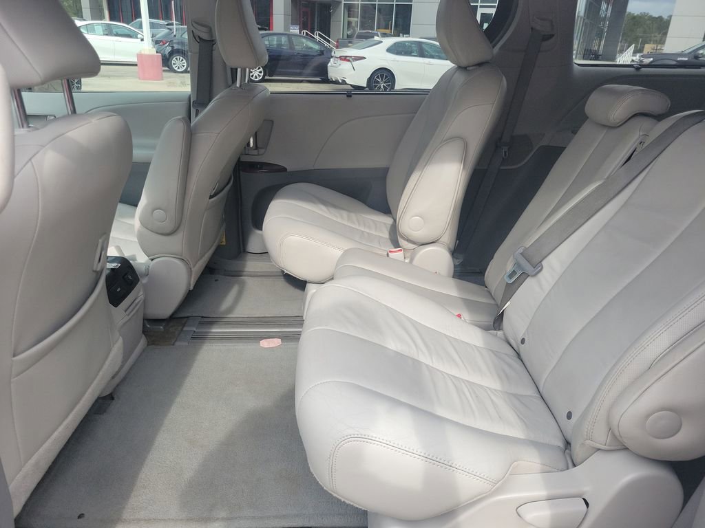 Used 2013 Toyota Sienna XLE w/ Entertainment Pkg image 16