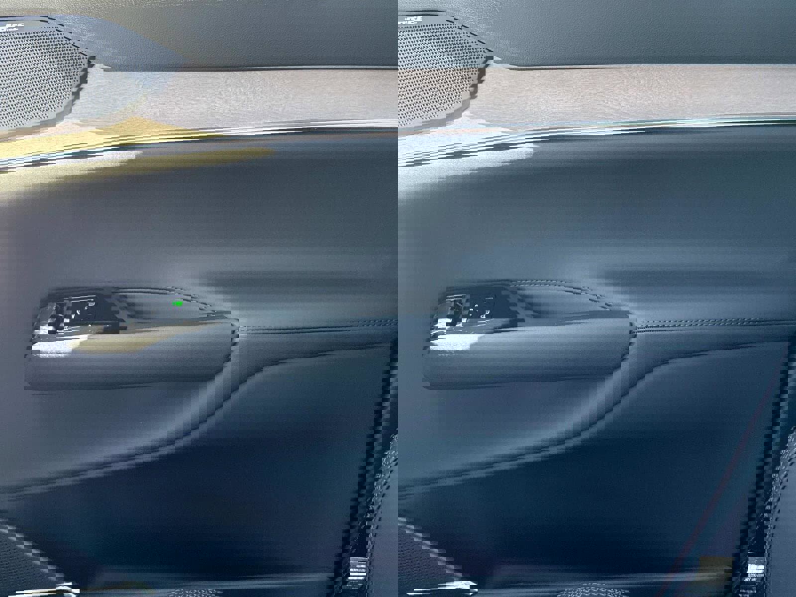 New 2025 Volvo EX90 Plus w/ Protection Package Premier image 23