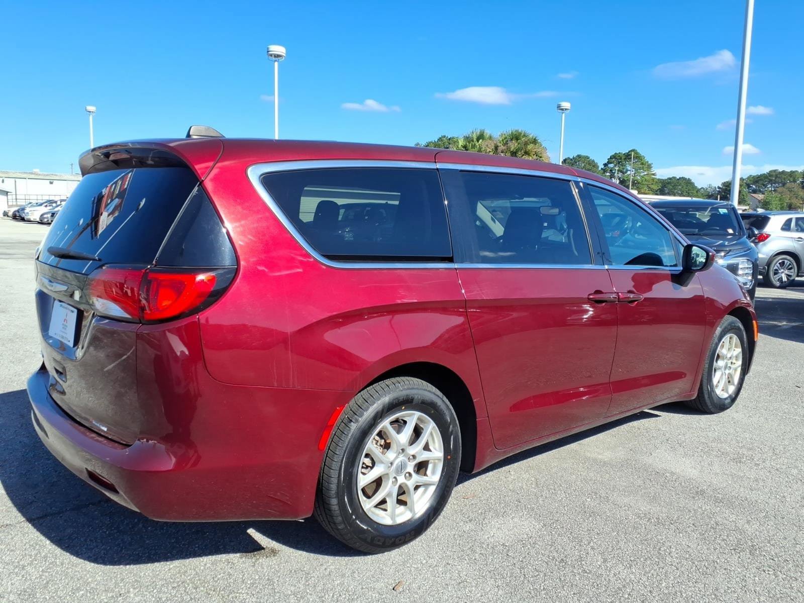 Used 2023 Chrysler Voyager LX FWD image 2