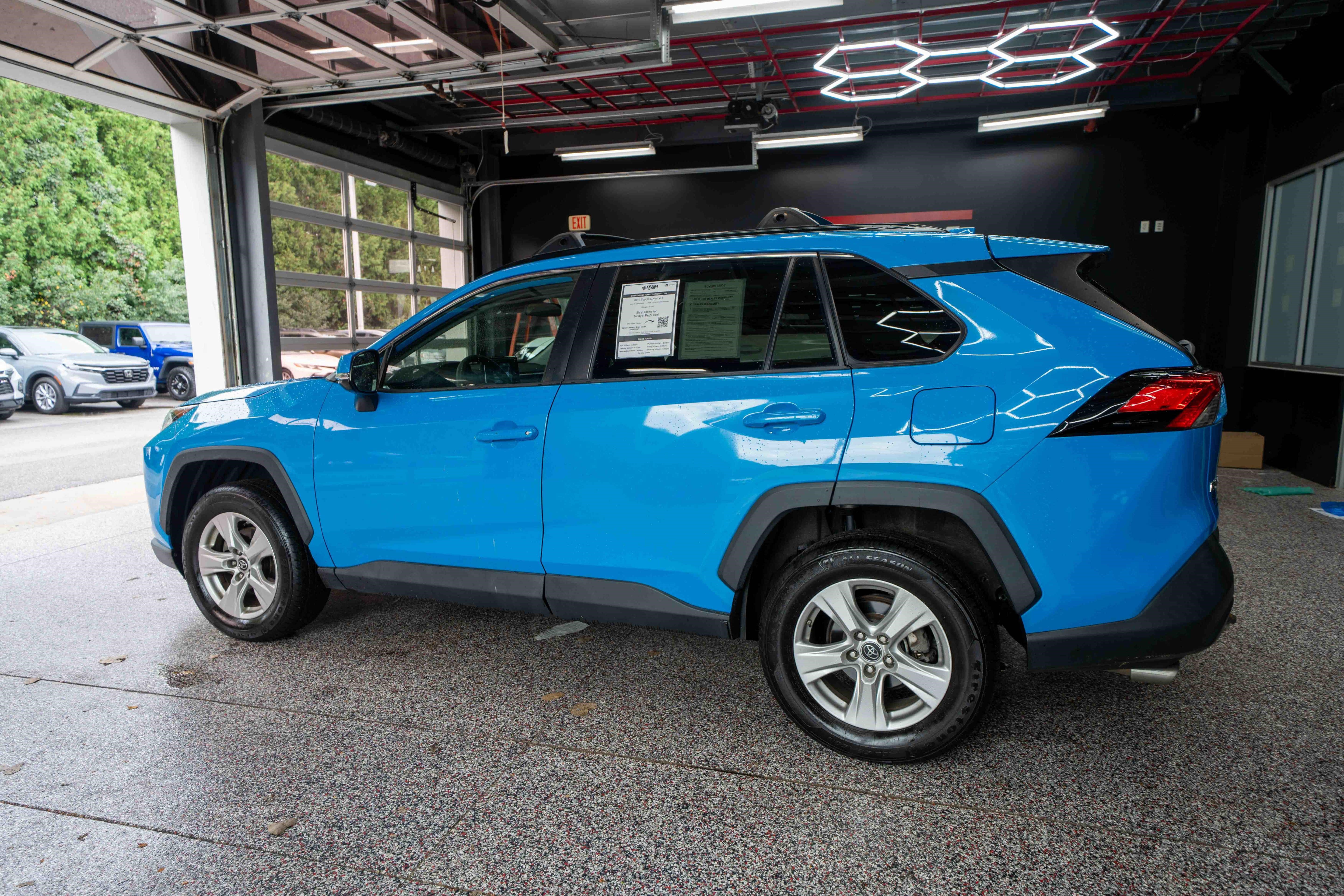 Used 2019 Toyota RAV4 XLE FWD image 2