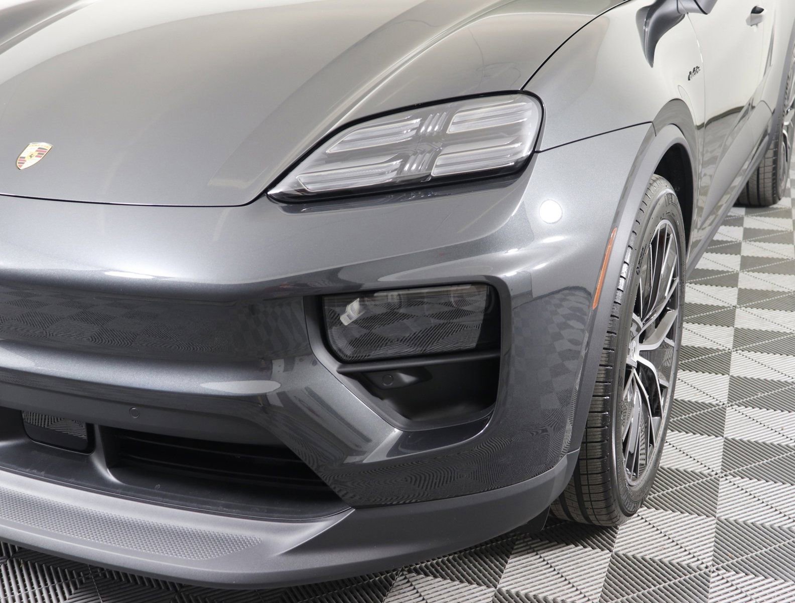 Certified 2025 Porsche Macan Electric RWD image 13