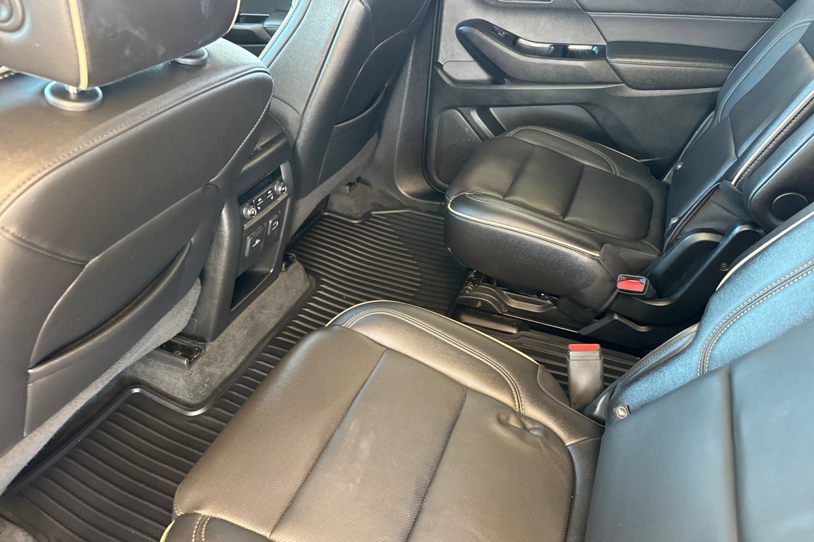 Used 2023 Chevrolet Traverse Premier FWD image 12