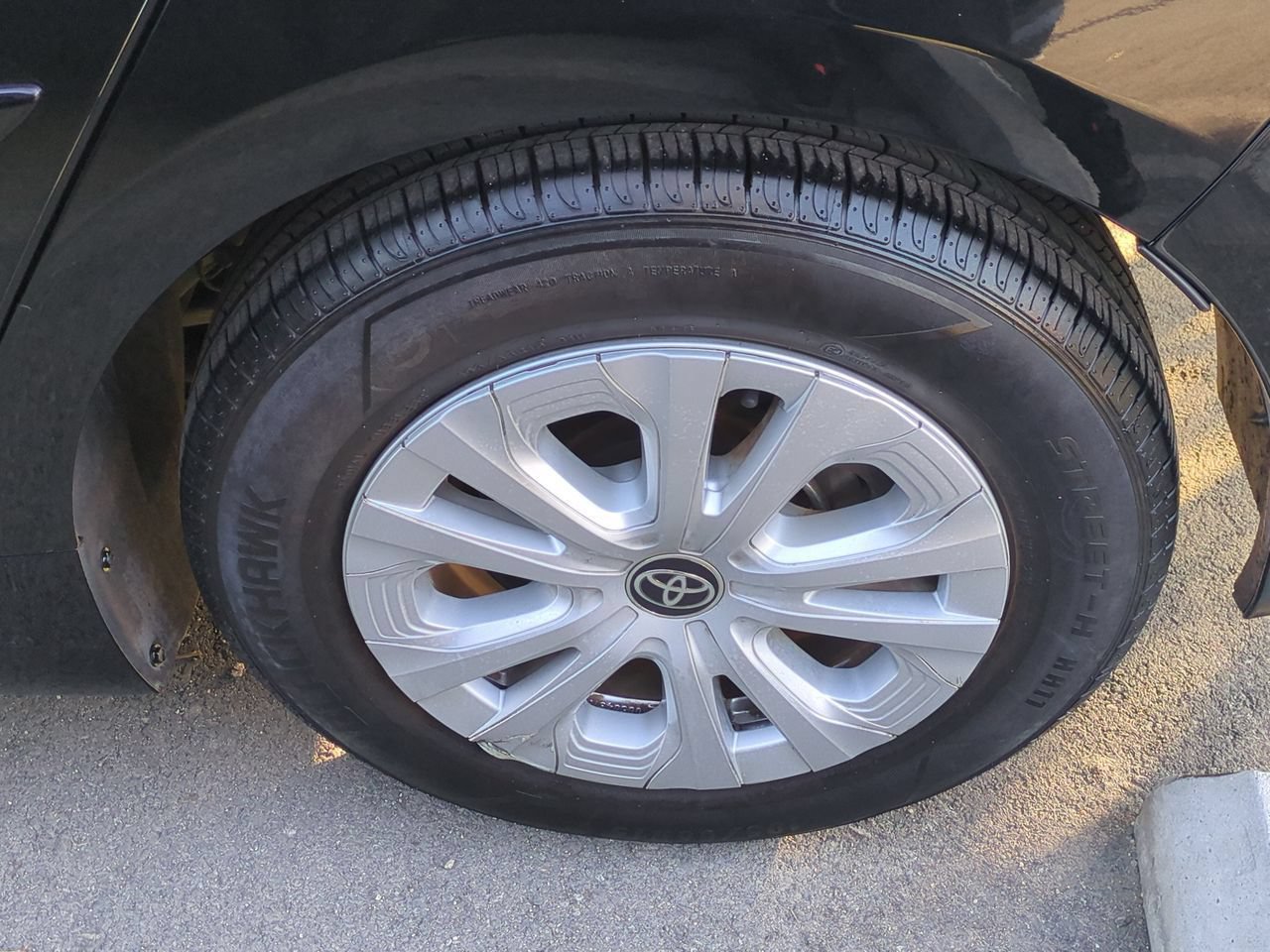 Used 2022 Toyota Prius LE FWD image 30