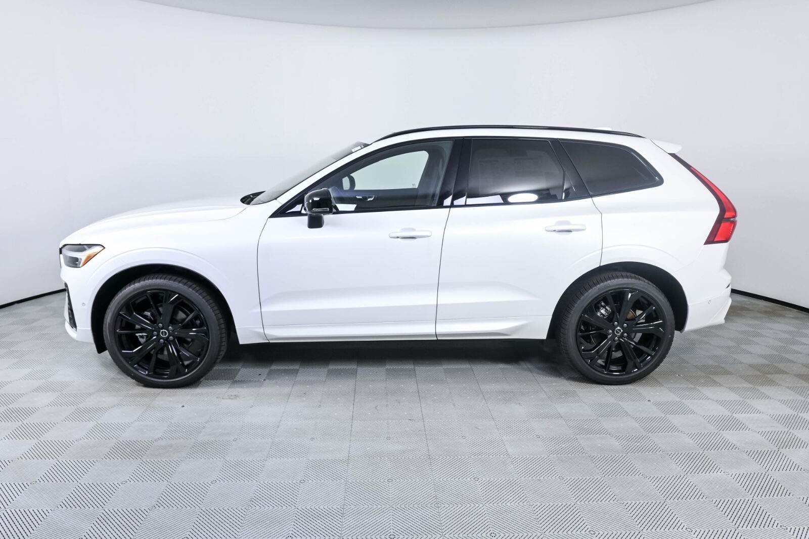 New 2026 Volvo XC60 B5 Ultra w/ Protection Package Premier AWD/4WD image 2