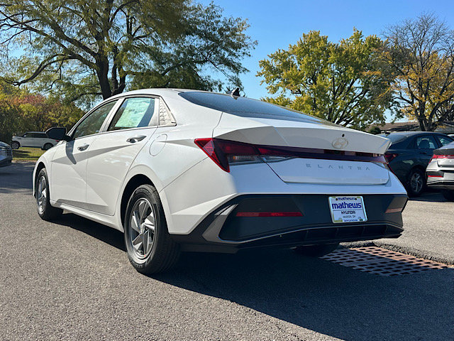 New 2026 Hyundai Elantra SE FWD image 4