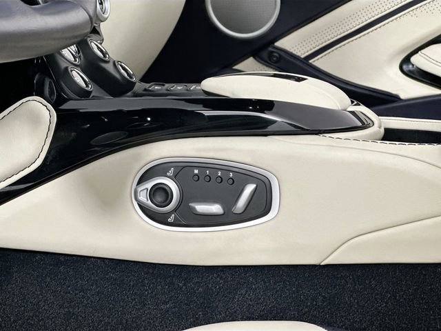 Used 2022 Aston Martin V8 Vantage Roadster RWD image 23