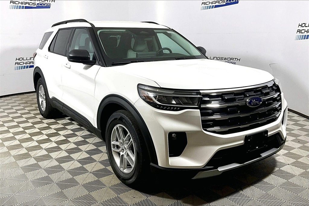 New 2026 Ford Explorer Active image 2