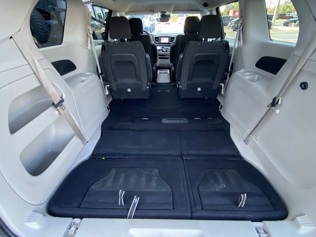 Used 2023 Chrysler Voyager LX image 24