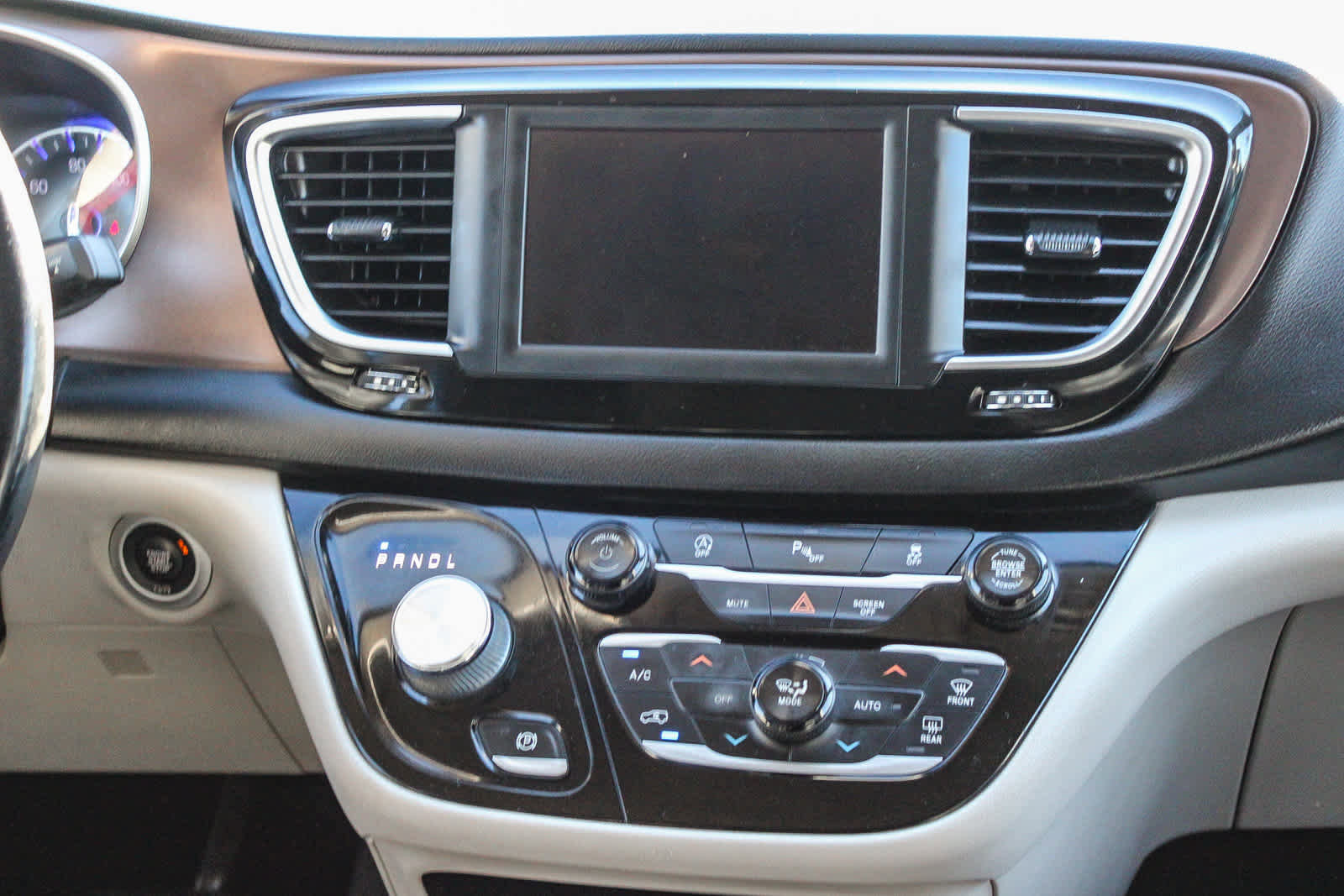 Used 2018 Chrysler Pacifica Touring-L image 13