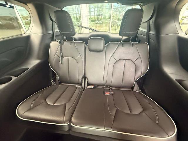 Certified 2025 Chrysler Pacifica Limited image 31