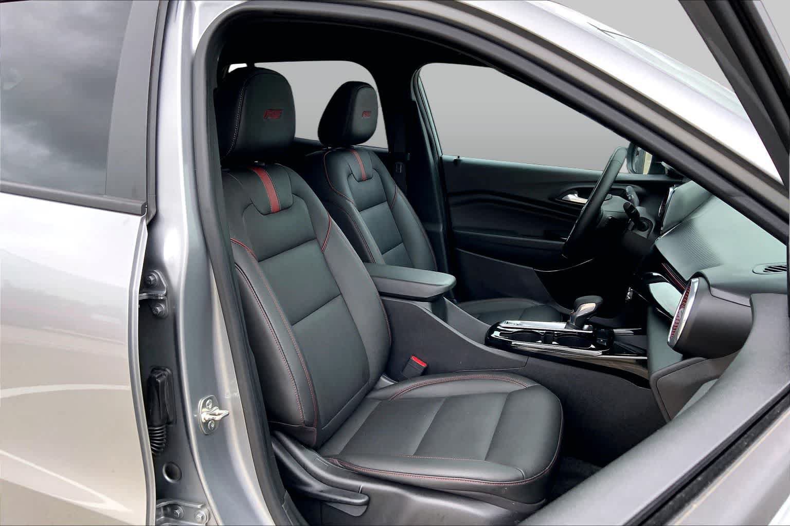 Certified 2025 Chevrolet Trax RS w/ Sunroof Package FWD image 9