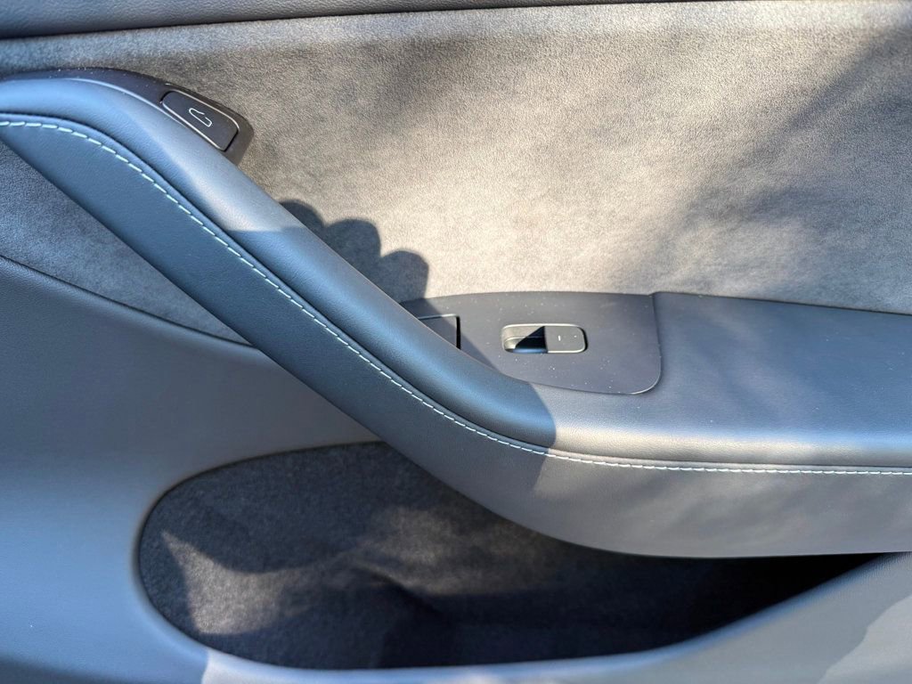 Used 2024 Tesla Model Y Long Range AWD/4WD image 33