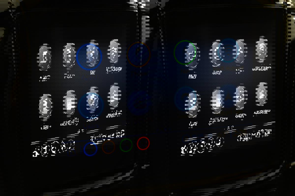 Used 2023 Chevrolet Traverse RS image 32