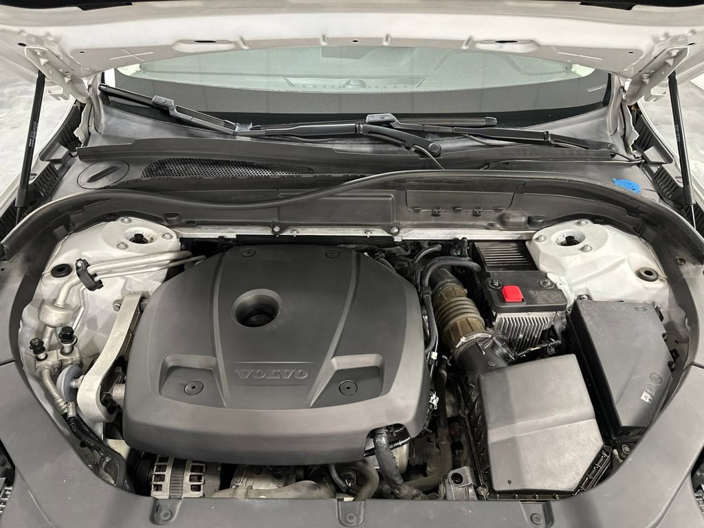 Used 2019 Volvo XC60 T6 Momentum w/ Multimedia Package AWD/4WD image 3