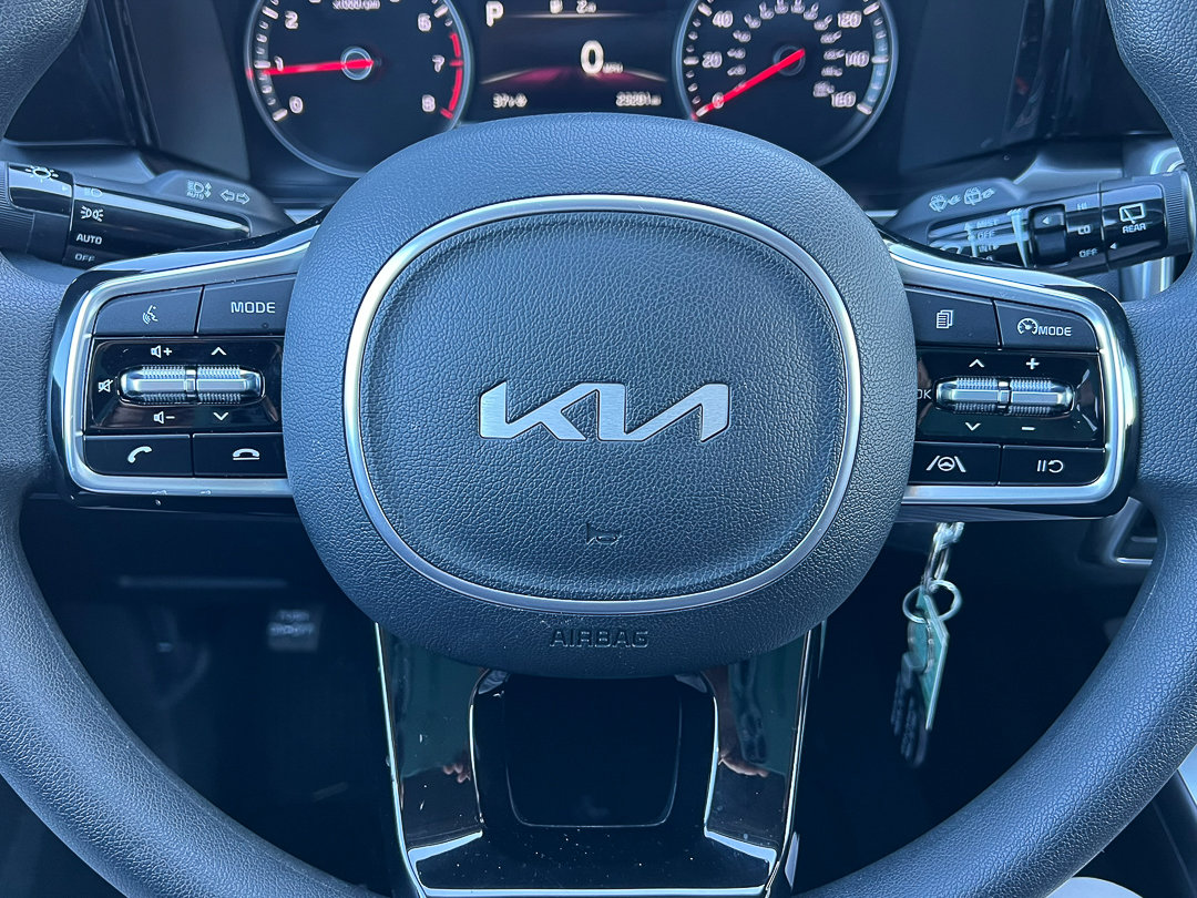 Used 2023 Kia Sorento LX image 40
