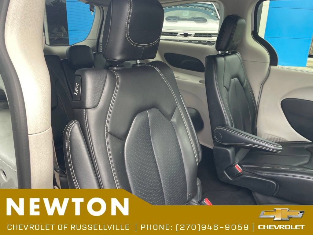 Used 2023 Chrysler Pacifica Touring-L FWD image 27
