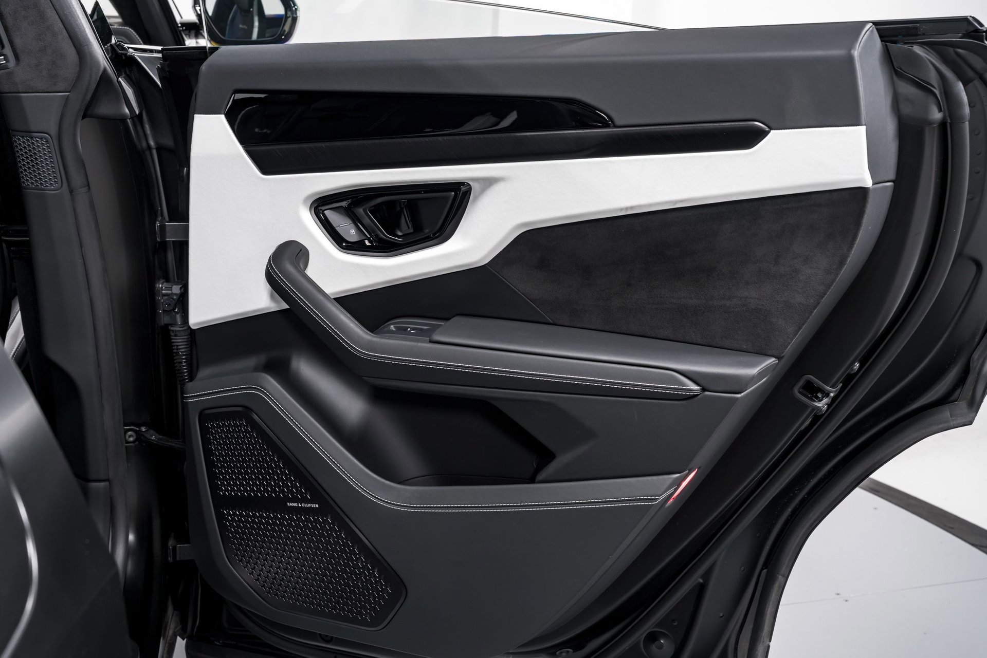 Used 2024 Lamborghini Urus S image 35