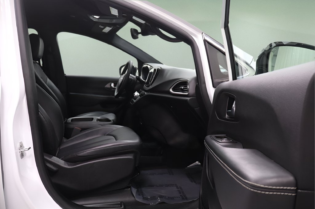 Certified 2025 Chrysler Pacifica Select FWD image 15