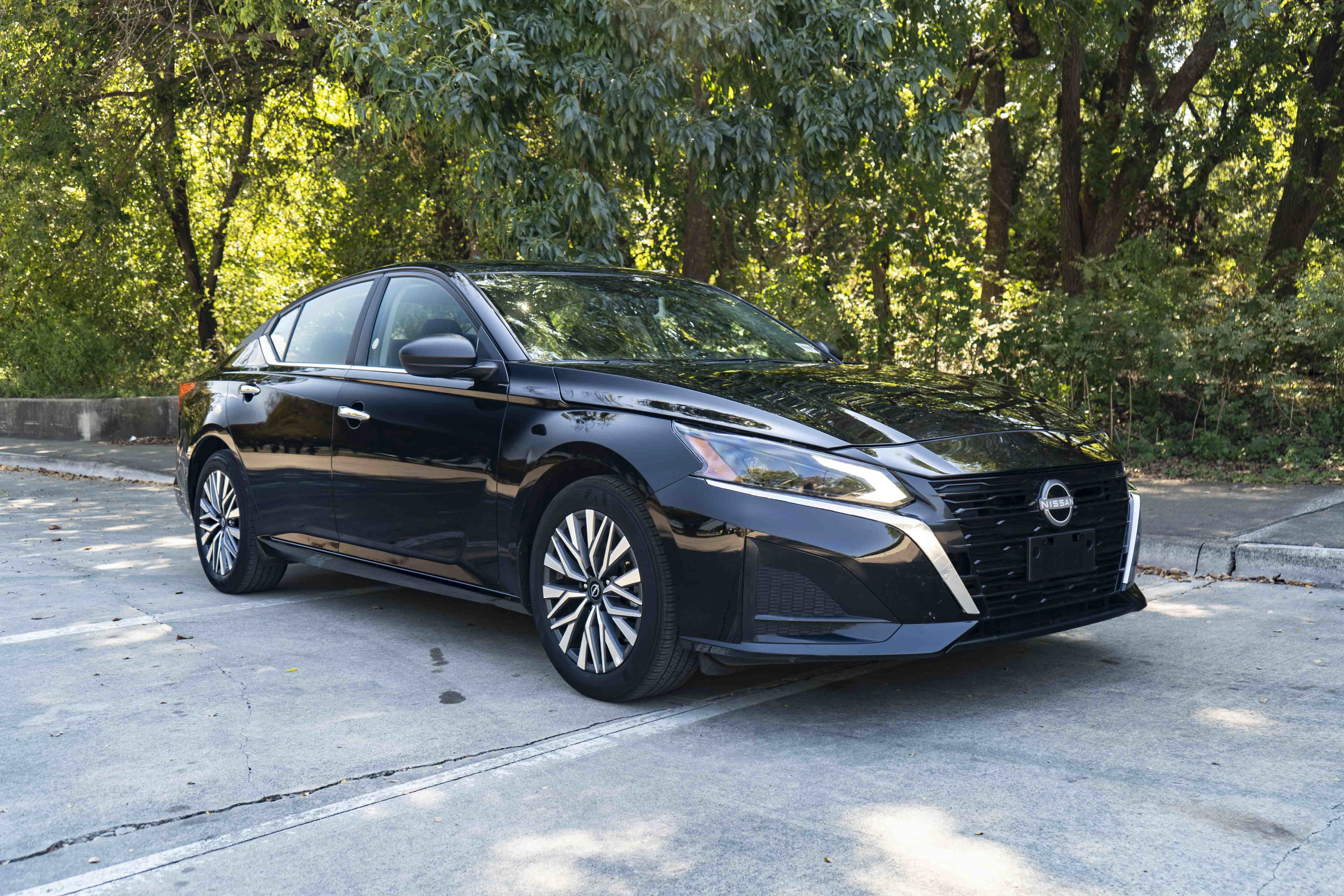 Used 2025 Nissan Altima 2.5 SV FWD image 2