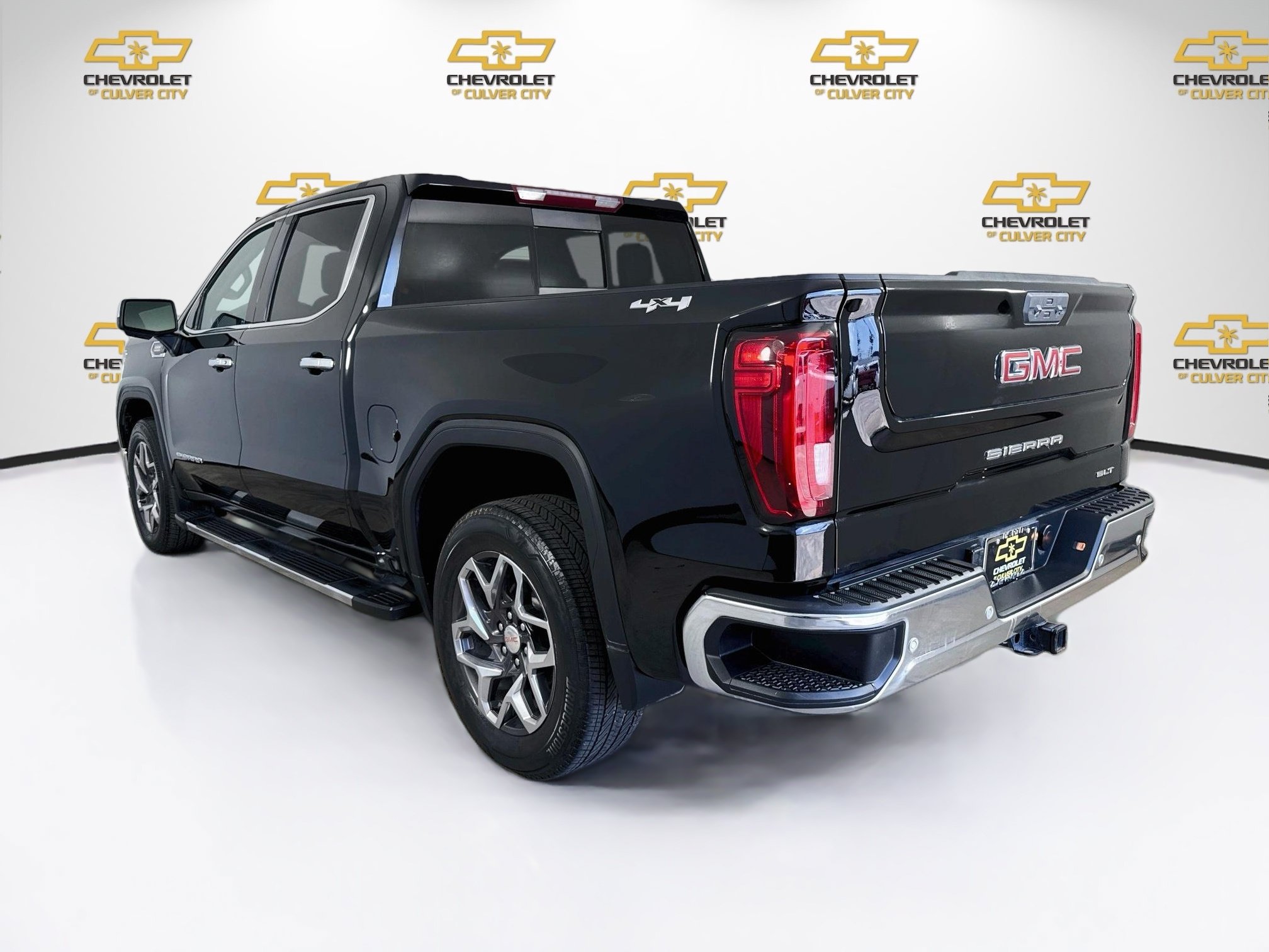 Used 2023 GMC Sierra 1500 SLT w/ SLT Premium Plus Package AWD/4WD image 6