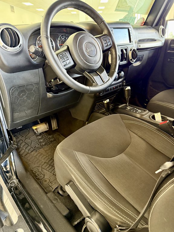 Used 2016 Jeep Wrangler Unlimited Sahara w/ Connectivity Group AWD/4WD image 12